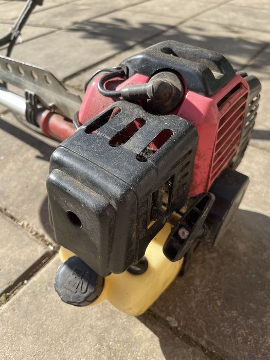 Trimmer gazon Ikra pe benzina