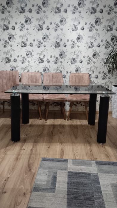 Стол стеклянный……………………………………………………………………………………………………………………………………………..