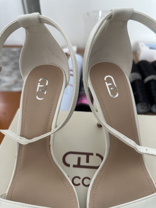 Босоножки белые Kari