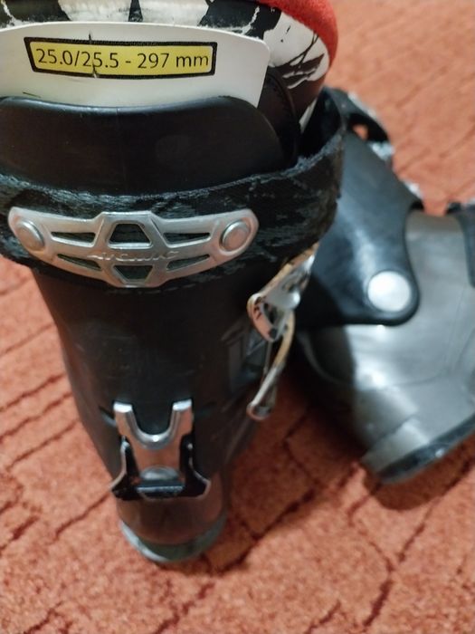 Vând clăpari de schi Atomic