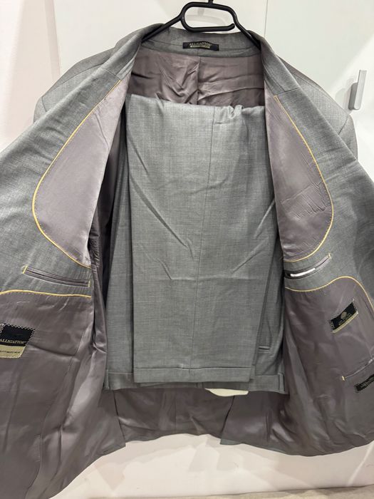 Италианският сив мъжки официален костюм включва сако и панталон