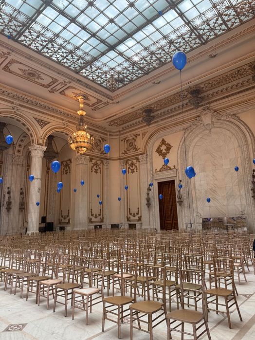 Vând scaune din lemn, model Chiavari, culoare auriu