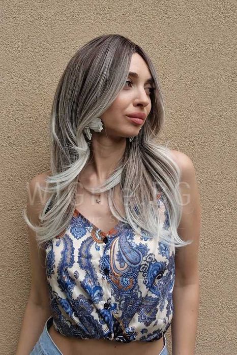 Дълга сребристо руса чуплива перука Силвър