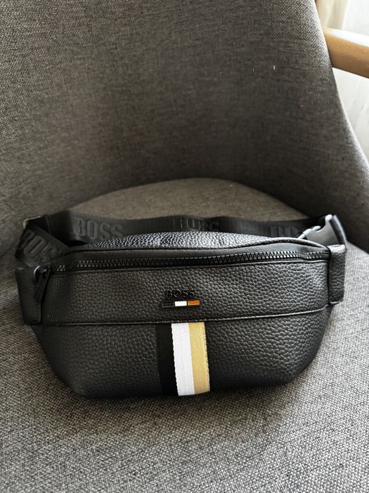 Boss чантичка за кръста / през рамо / паласка / банан