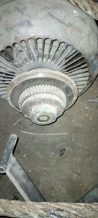 Комплект шестерней и барабан от грузовой лебёдки гусеничного крана МКГ