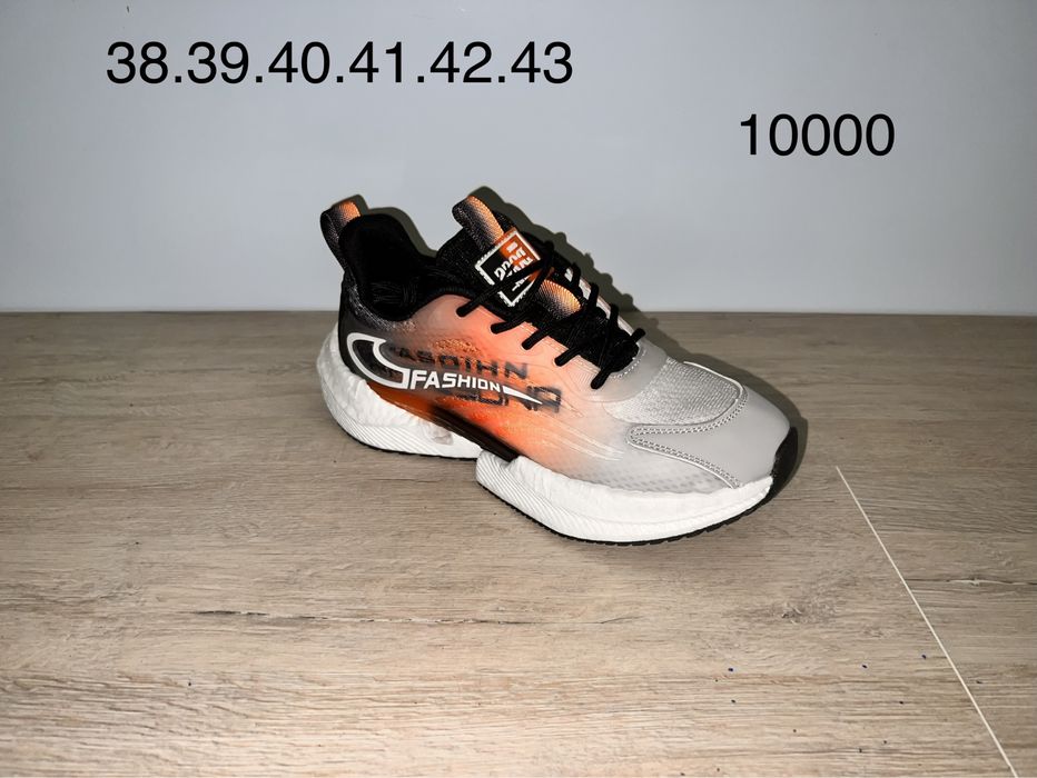 Кроссовки женские