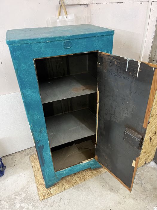 Продам сейф металлический