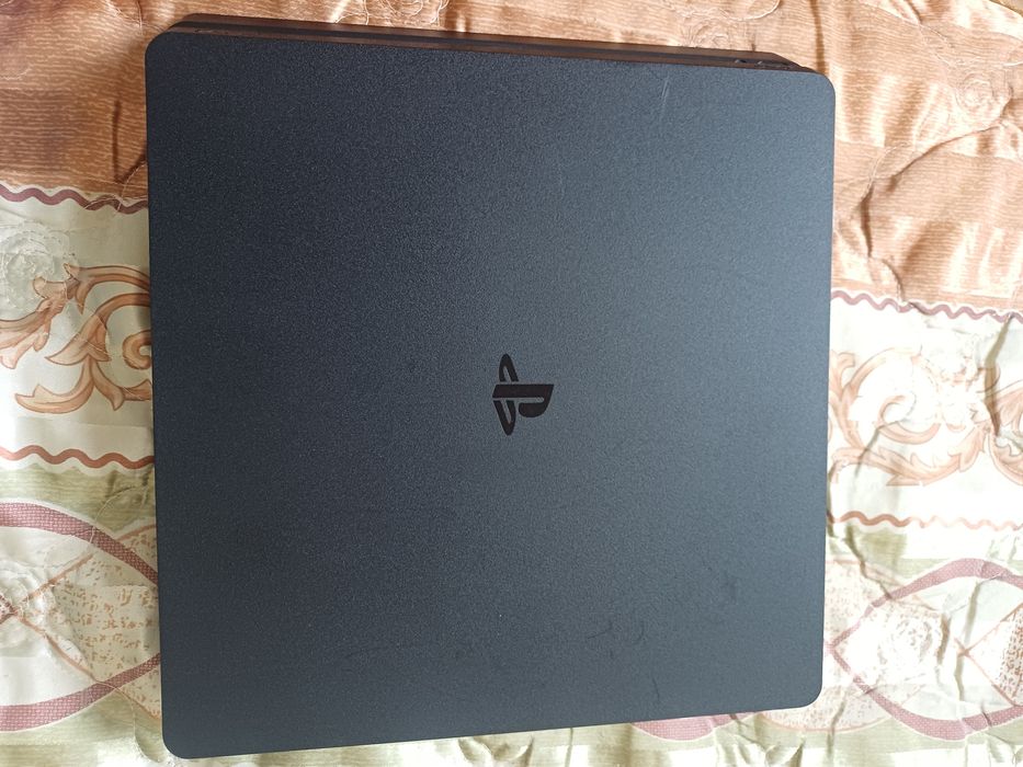 PS4 1TB cu 1 controller și 3 jocuri digitale