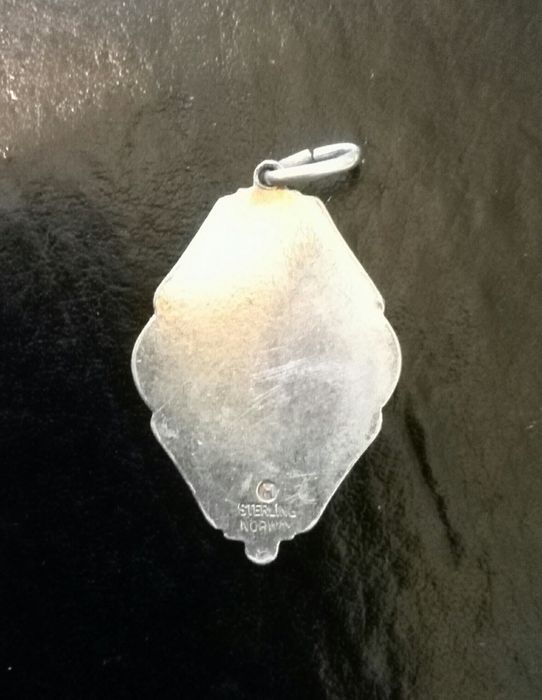 Vând sau schimb pandantiv din argint emailat marcat H STERLING NORWAY.