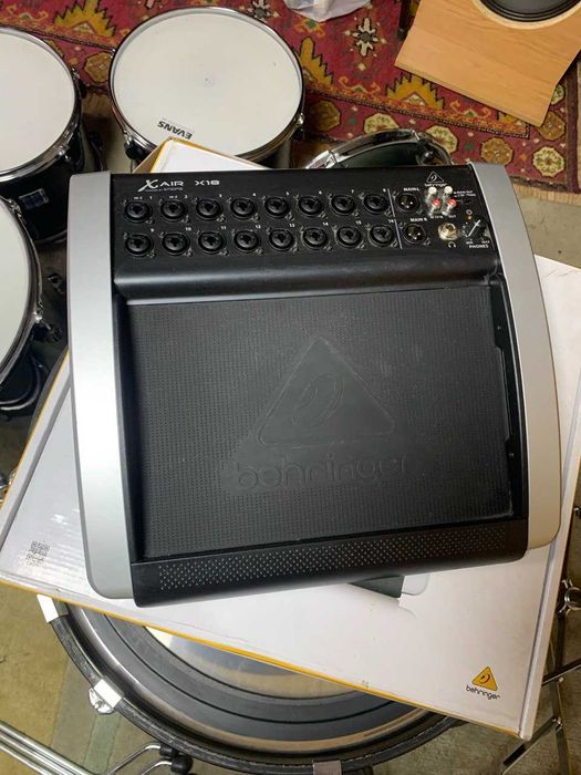 Цифровой пульт Behringer X18