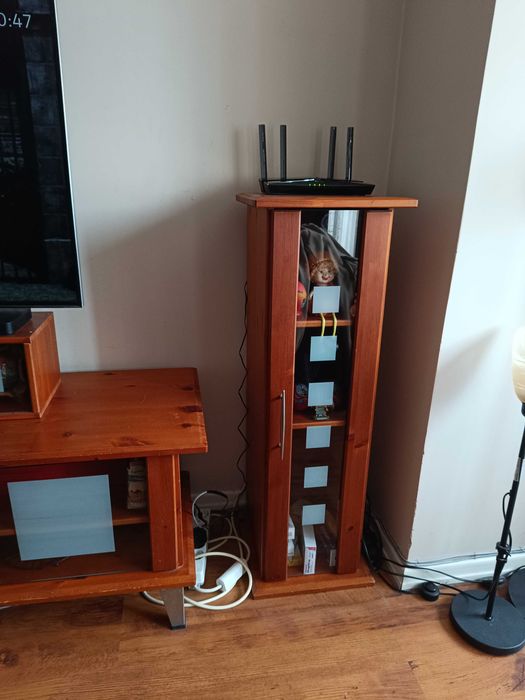 Шкаф от естествено дърво