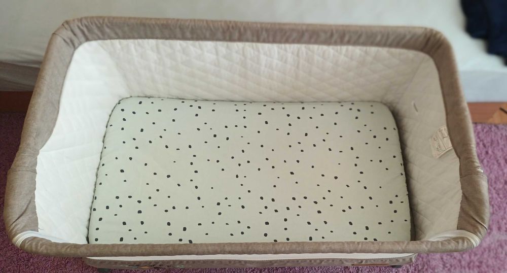 Бебешко легло/кошче next to me