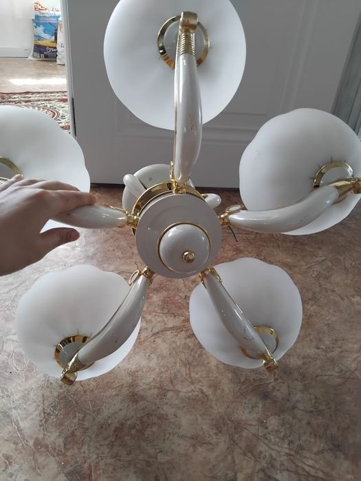 Продаеться люстра