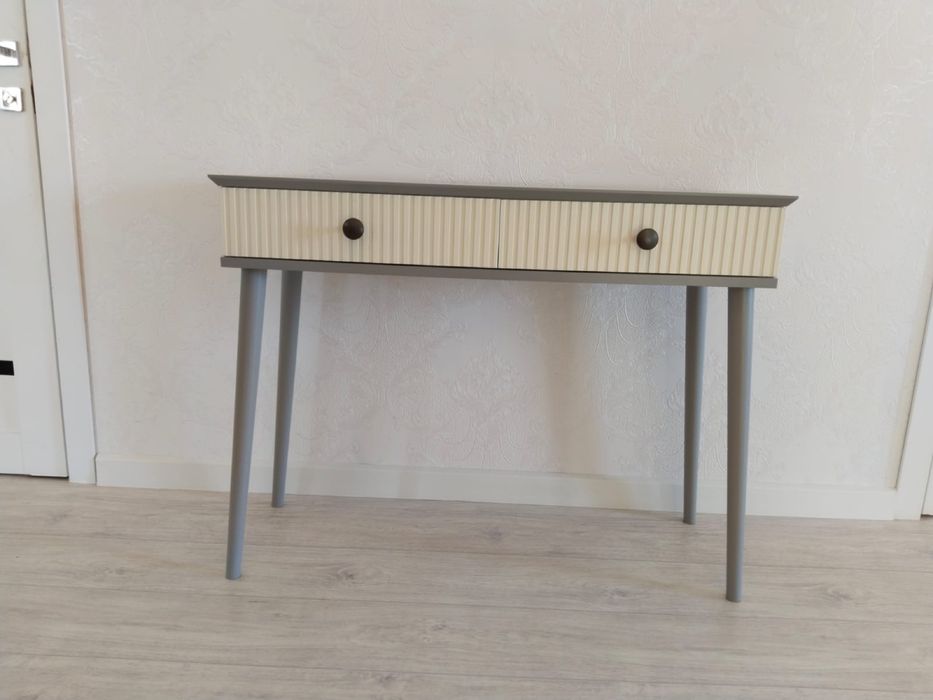 Столик туалетный, пуфик, зеркало