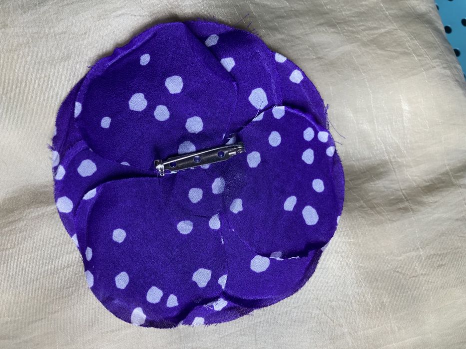 Brosa Floare Mov cu Buline Albe