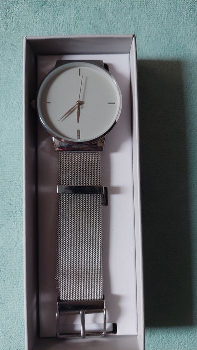 Кварцевые часы,наручные,новые