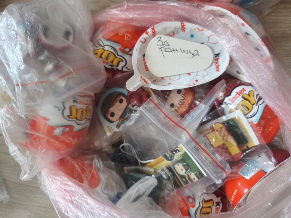 196 броя играчки от яйца Kinder