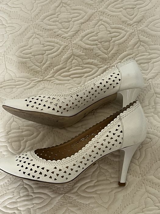 Белые краситвые туфельки