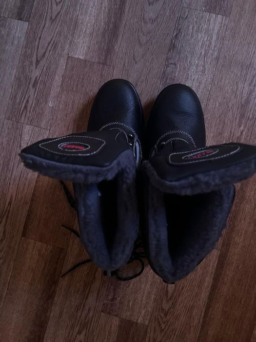 Продаю спец ботинку зимнийй