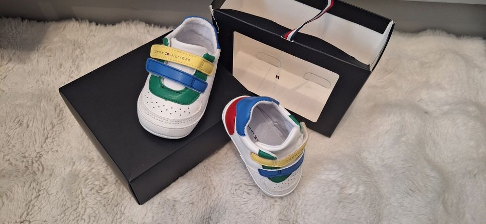 Aceștia sunt adidași  pentru bebeluși Tommy Hilf