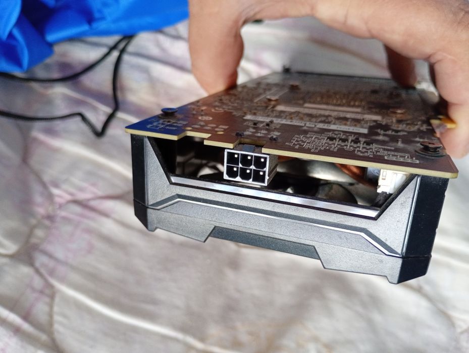 Vând placă video dedicată AMD Radeon HD