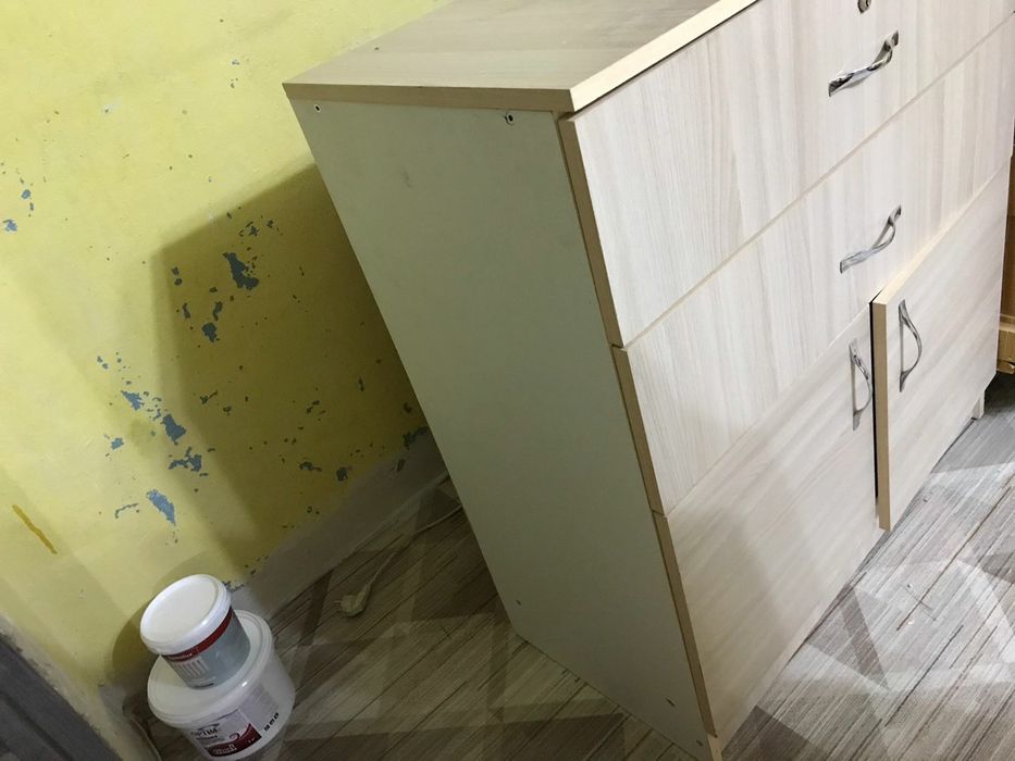 Белый,вместительный комод