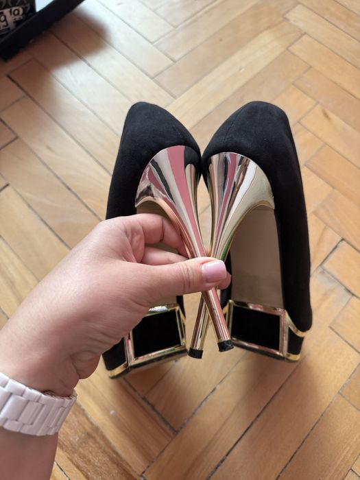 Черни обувки на висок ток