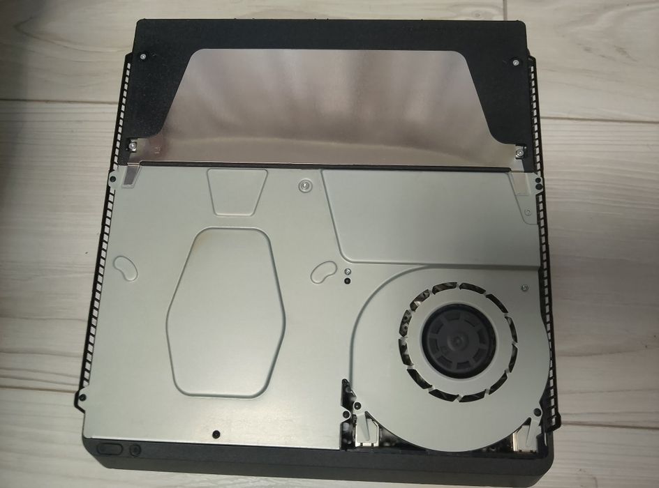 Уникална Playstation 4 Slim