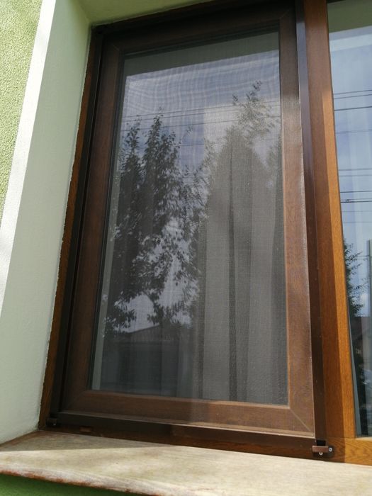 Vând site geam maro marime 62*126 2 buc noi și 1 bucata sita alba