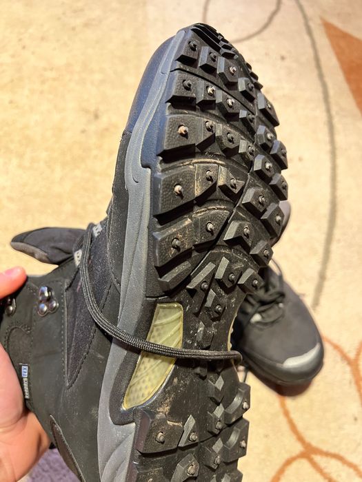 Планински ботуши с шипове
