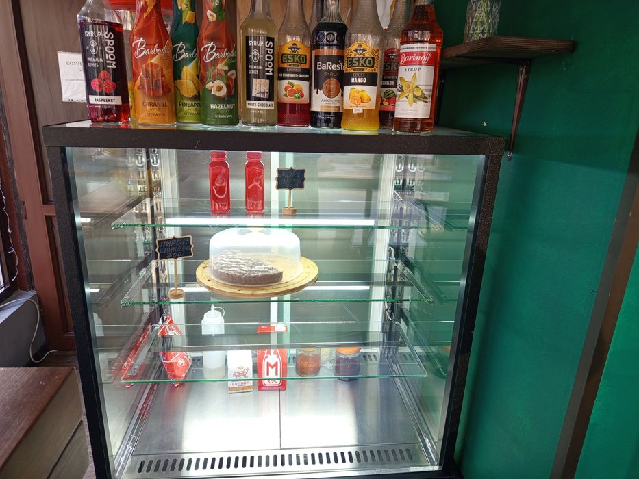 Продам холодильную витрину