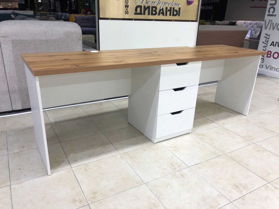 Столы двухтумбовые.