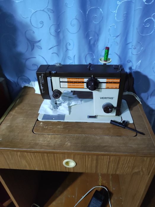 Продам швейную машинку ВЕРИТАС, в почти в отличном состоянии и Оверлок