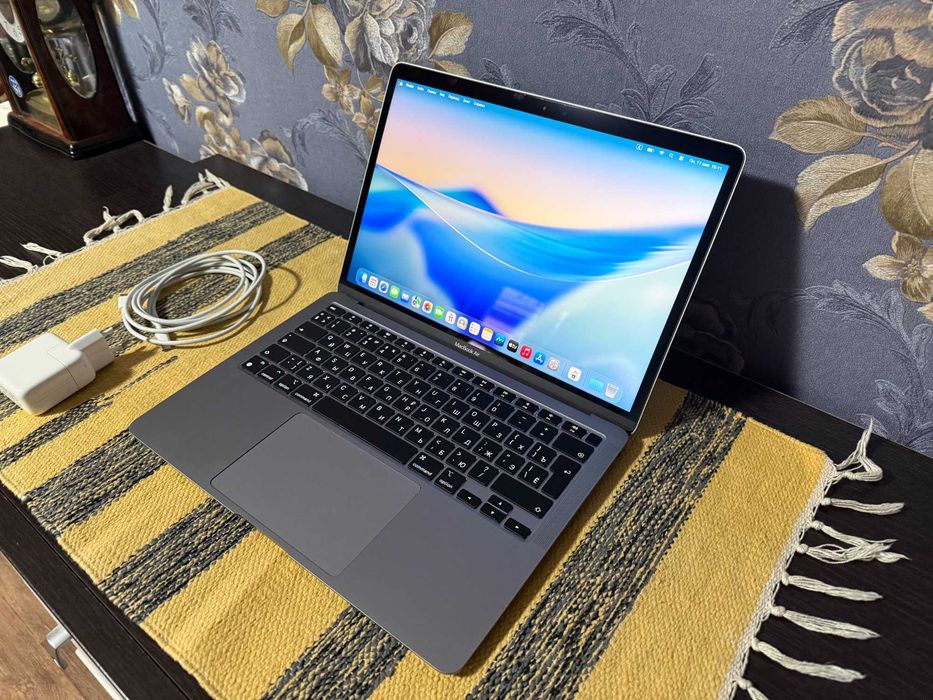 MacBook Air M1 2025г. Retina 13. 8/256. Циклов 89. Батарея 98%