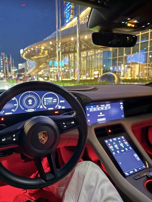 Porsche Taycan.