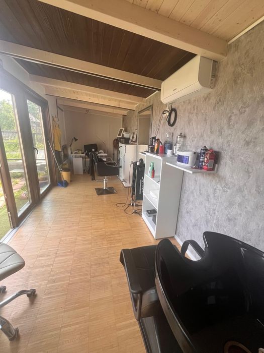 Vand Modular-  Complet echipat frizerie/ salon de înfrumusețare.