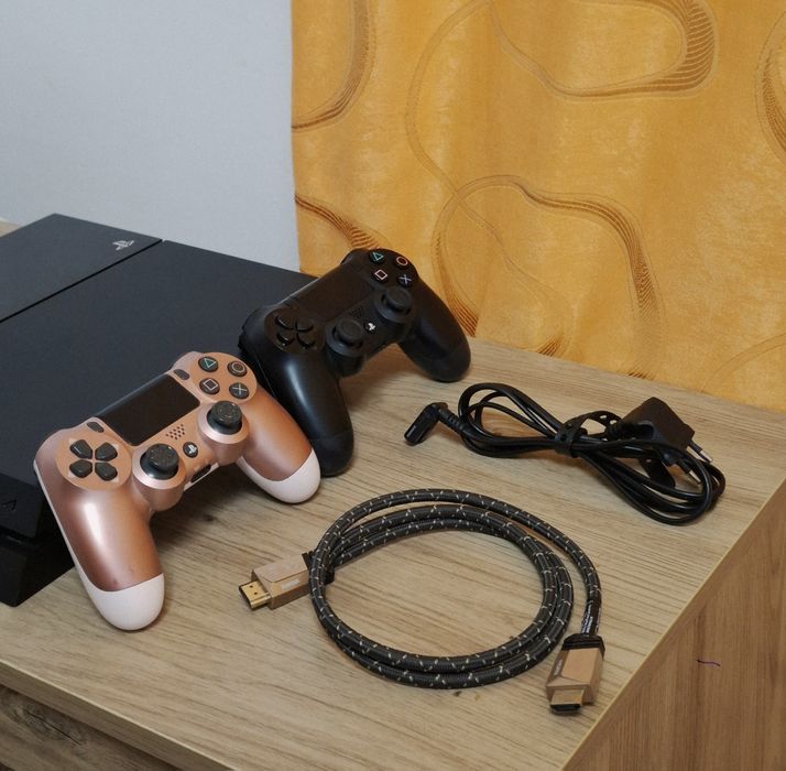 PlayStation 4 + 2 controllere | Funcționează perfect | Curățat recent