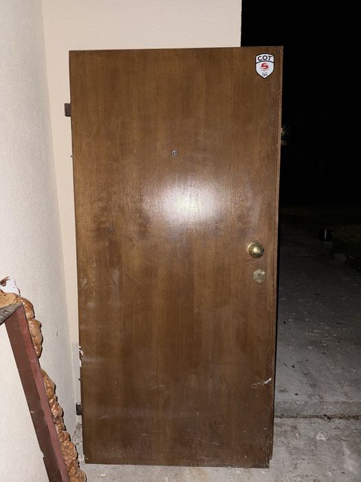 Дървена врата  с рамка