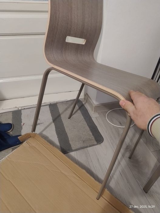 Masa alungabila și scaune.