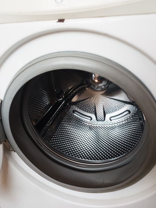 Продавам пералня Whirlpool 6th sense