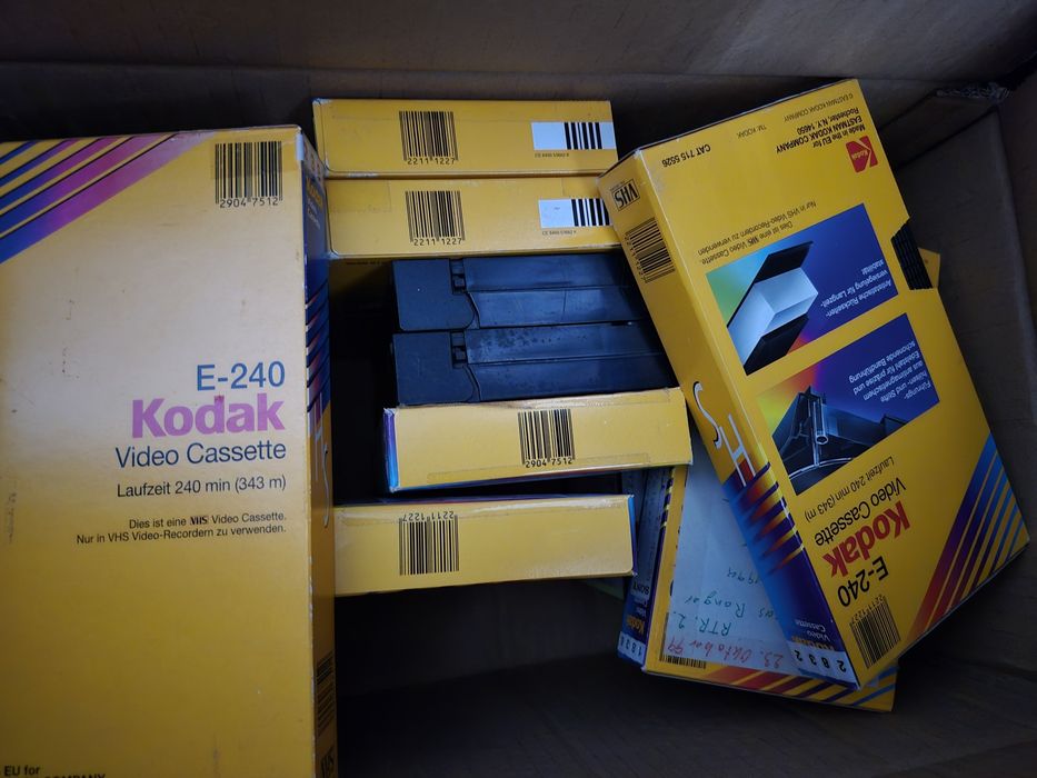 Vând 40 casete video Kodak  VHS ,240 minute originale colectie filme,Triler,