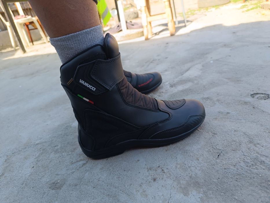 Vând echipament moto nou