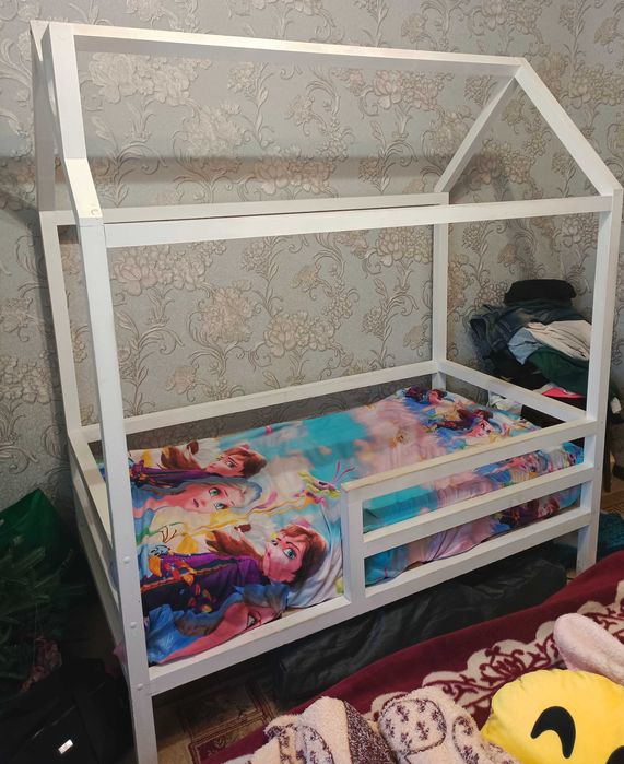 Кровать детская, деревянная, домик