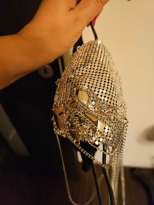 rochie scurta, cu accesoriu pe umar