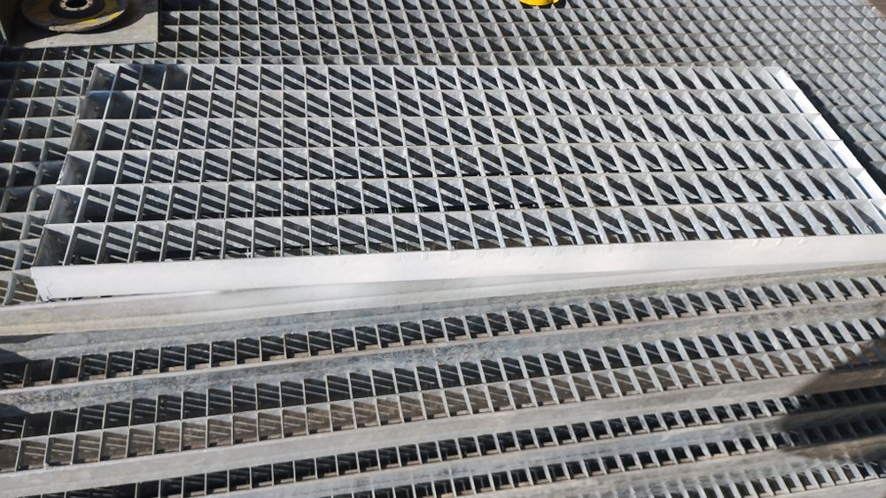 Grătare grilaje rigole și trepte zincate pentru scări metalice