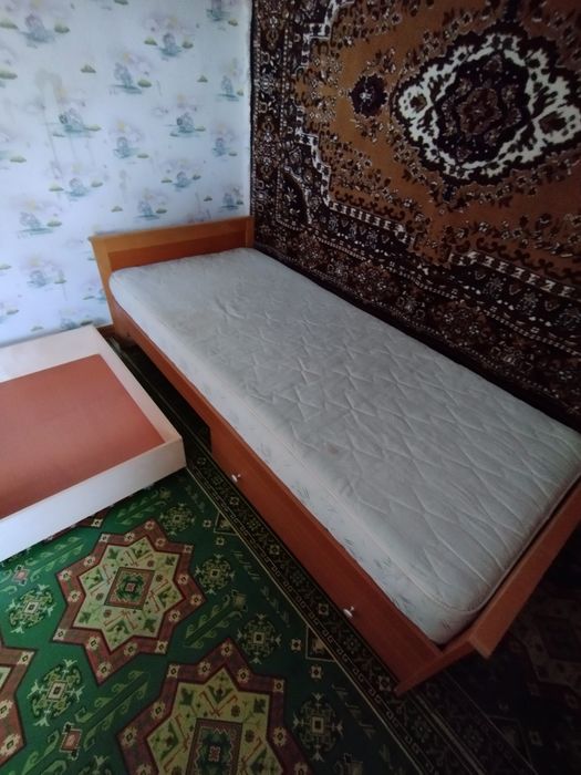 Кровать с выдвижными ящиками.