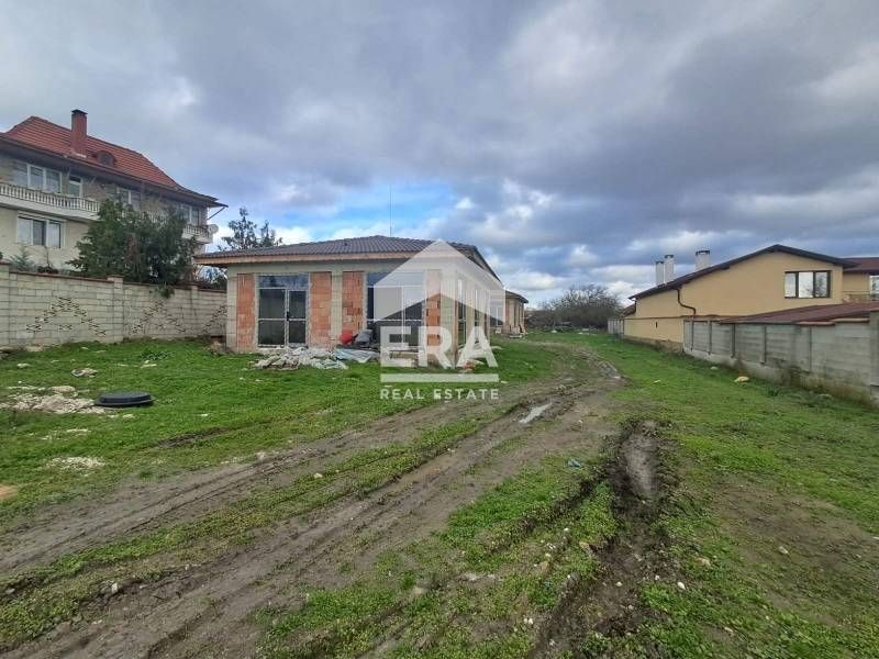 Едноетажна новострояща се къща за продажба, с двор, в с. Калиманци, на