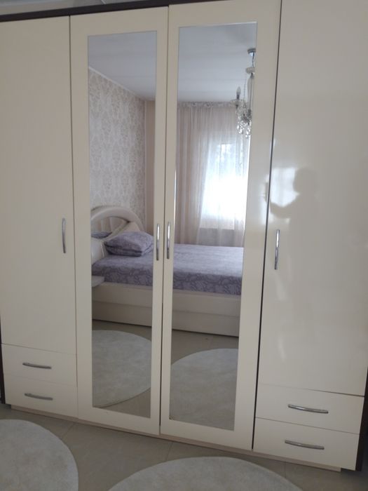 Șifonier crem in stare foarte bună