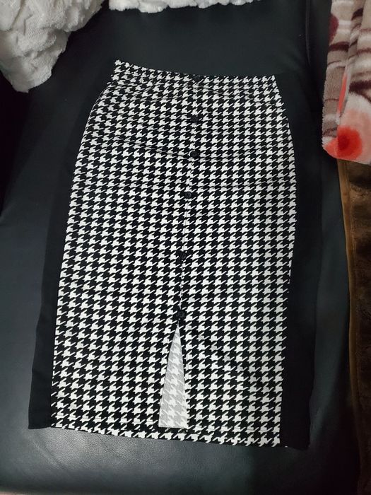 Fusta talie înaltă șliț in fata și nasturi marimea 38-40