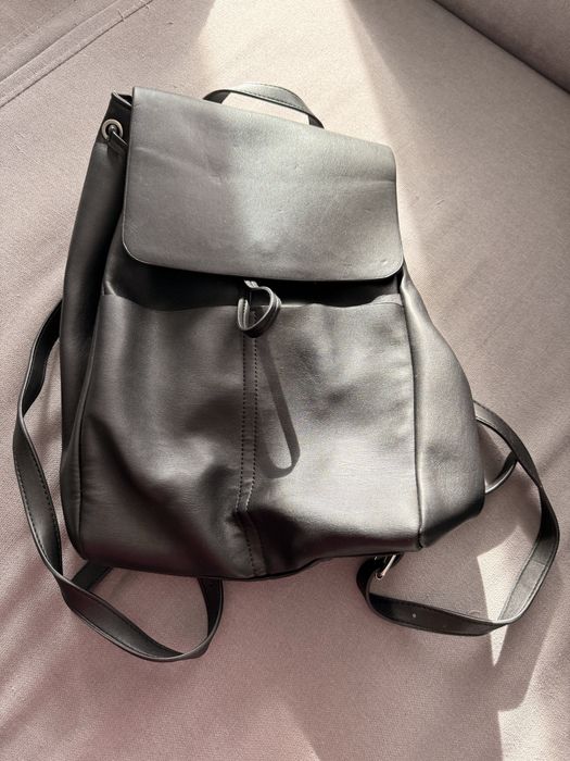 Черна раница марка About you